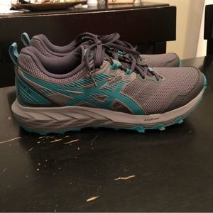 ASICS women’s size 10. Gray/green color. Like new, only wore once.